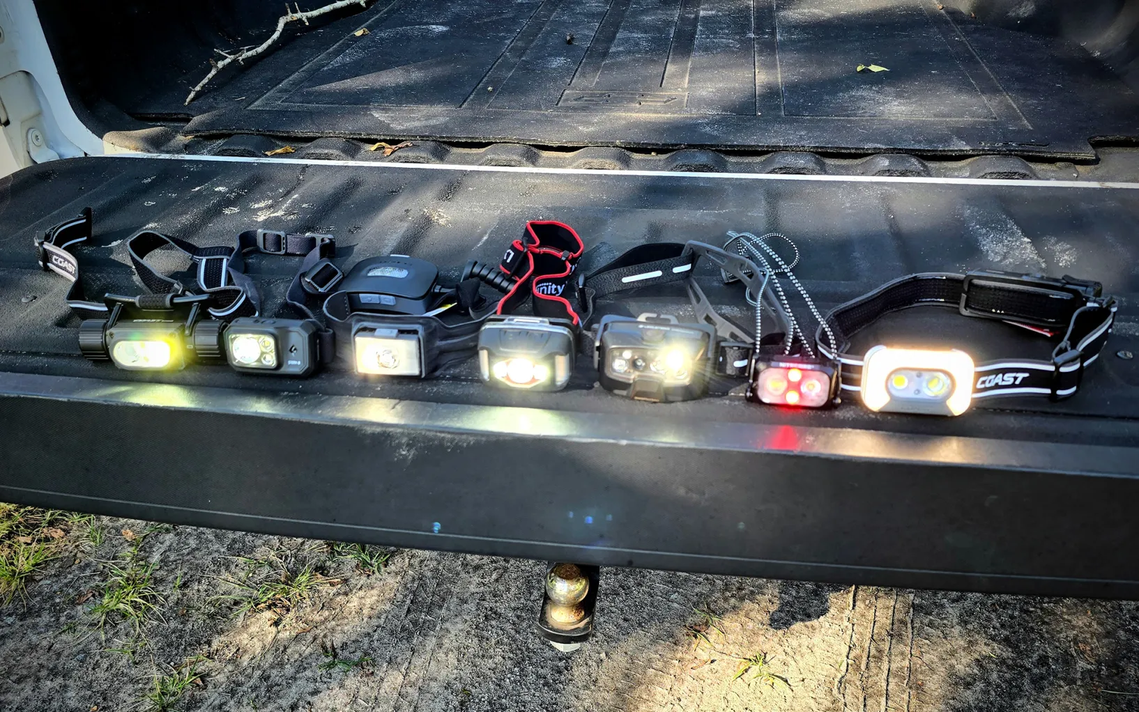 Nous avons testé 24 lampes frontales pour trouver les modèles les plus lumineux pour les aventures en plein air 2026